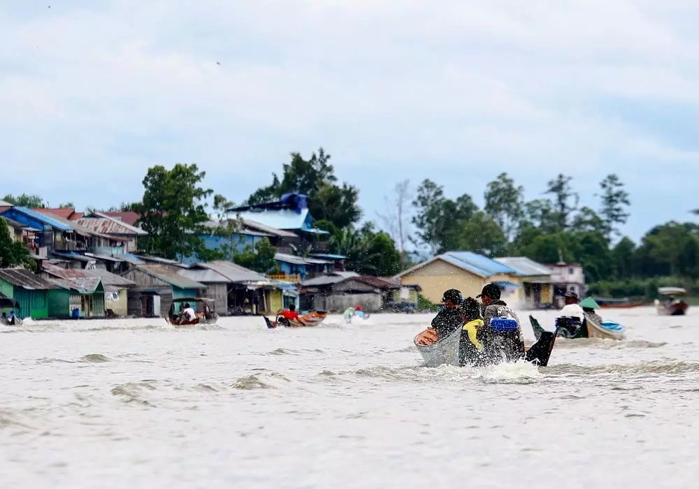 Motorised dugouts and speedboats on the Mahakam River