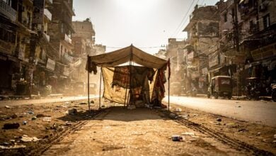 Makeshift cooling tent on a dusty street in New Delhi, India, under harsh sun
