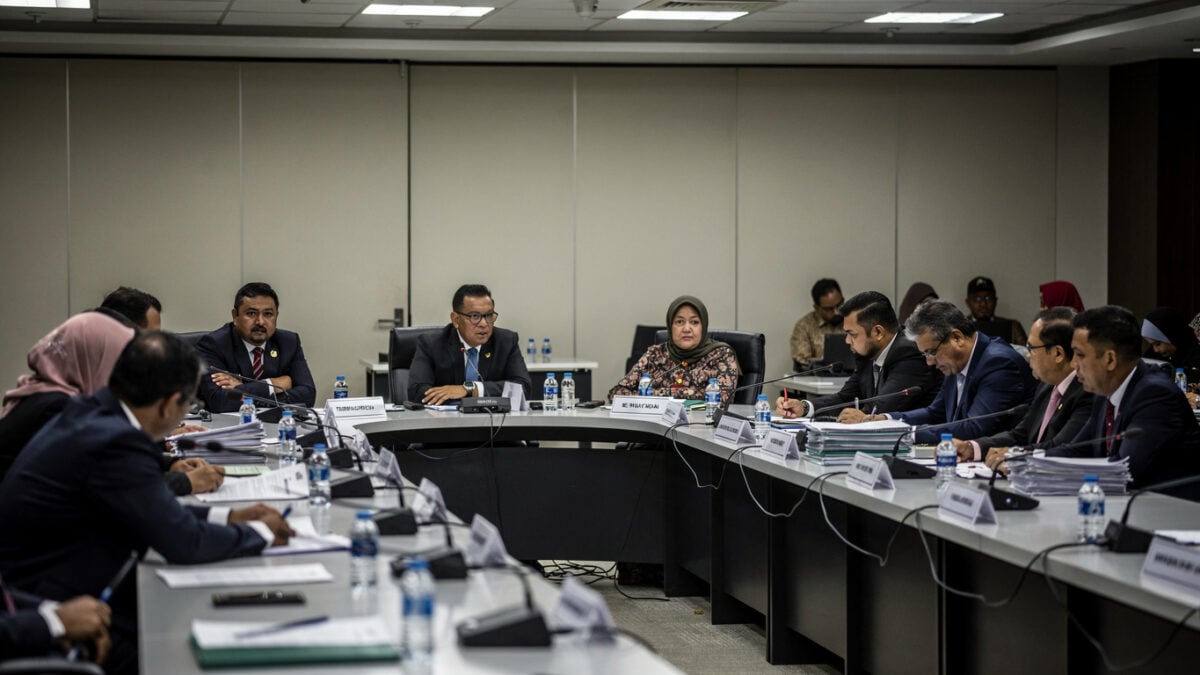 Malaysian political delegates in tense coalition talks during conference hall meeting